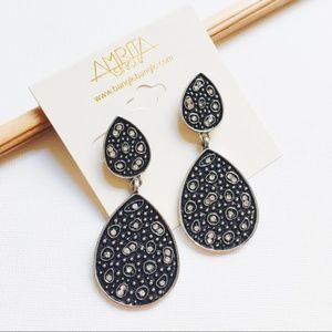 🟥NWT Silver jumbo tear drop earrings